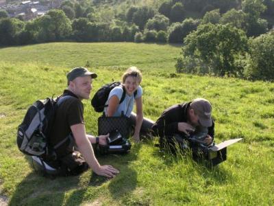 bei der Arbeit: Jonny, Kristin und Frank